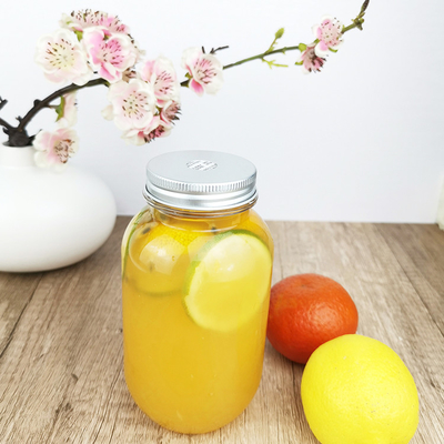 飲料0.5リットルのジュースの容器のあたりで明確な帽子が付いているプラスチック貯蔵の瓶